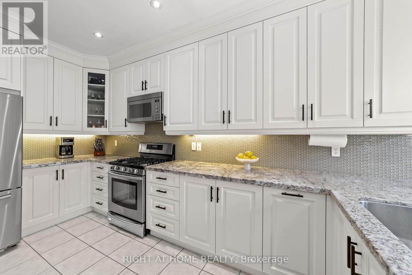 63 Chelton Drive, Richmond Hill, Ontario  L4E 4A8 - Photo 11 - N12202225