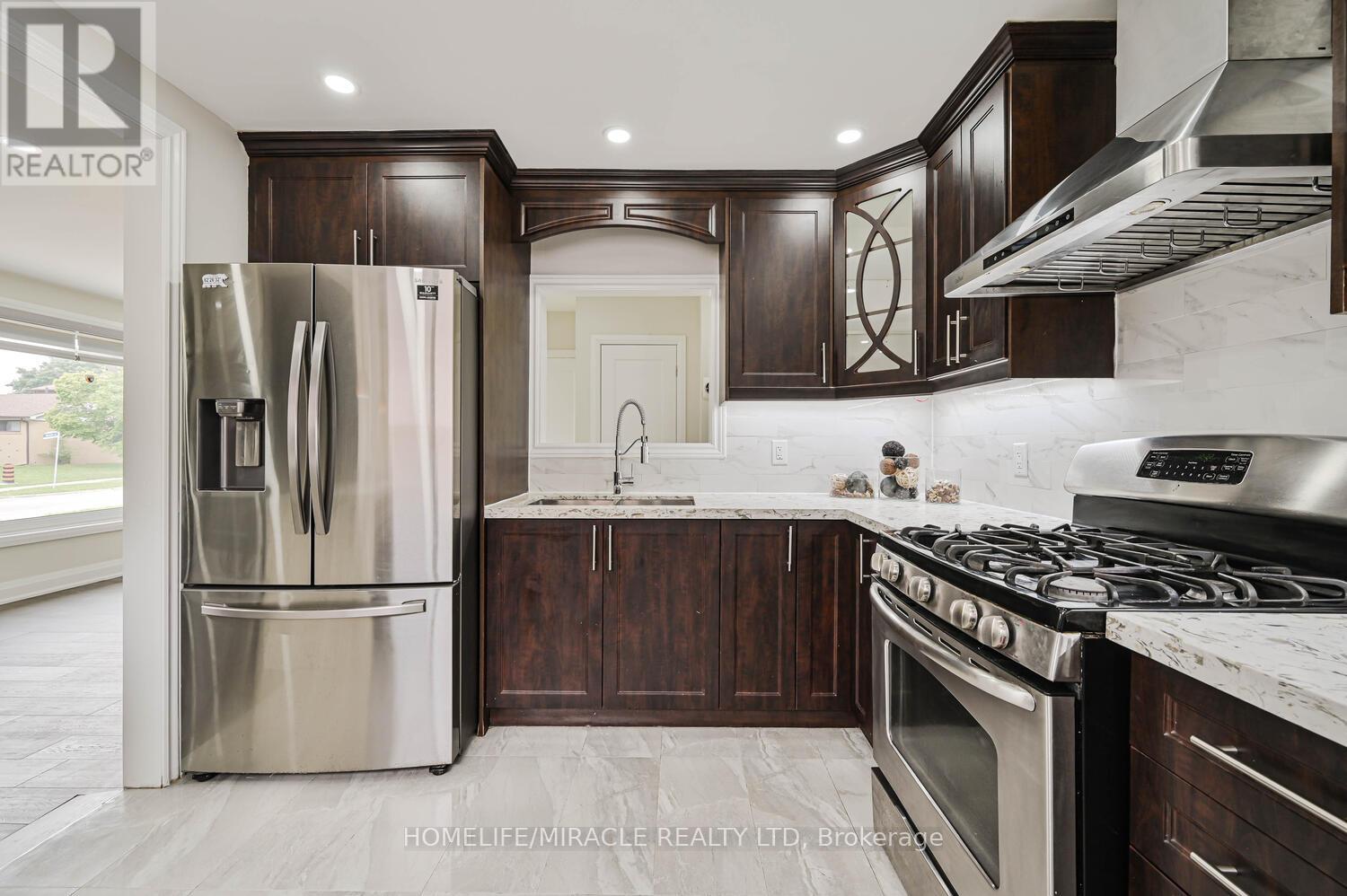 159 Taysham Crescent, Toronto, Ontario  M9V 1X4 - Photo 13 - W12203832