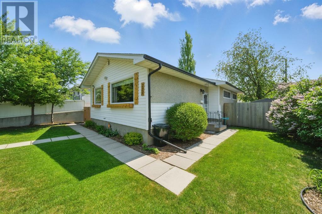 225 2 Avenue Ne, Airdrie, Alberta  T4B 2B8 - Photo 2 - A2228815
