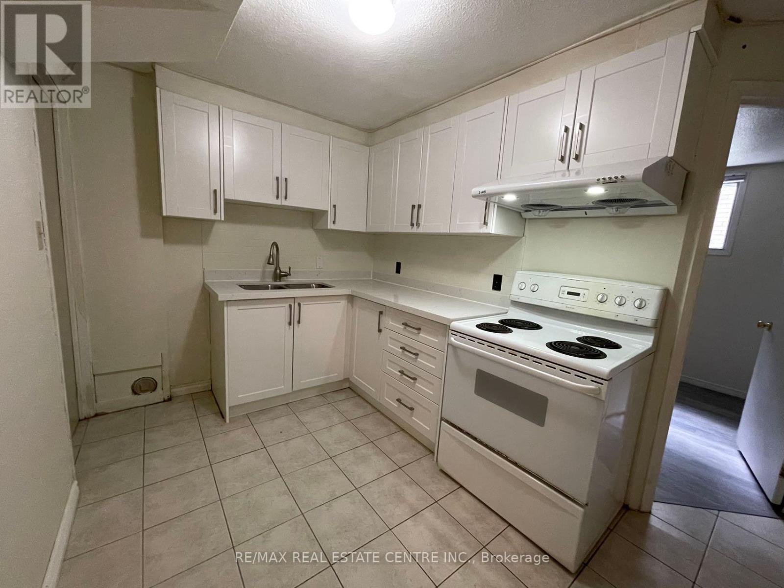 B - 129 Kortright Drive W, Guelph, Ontario  N1G 3N9 - Photo 4 - X12204220
