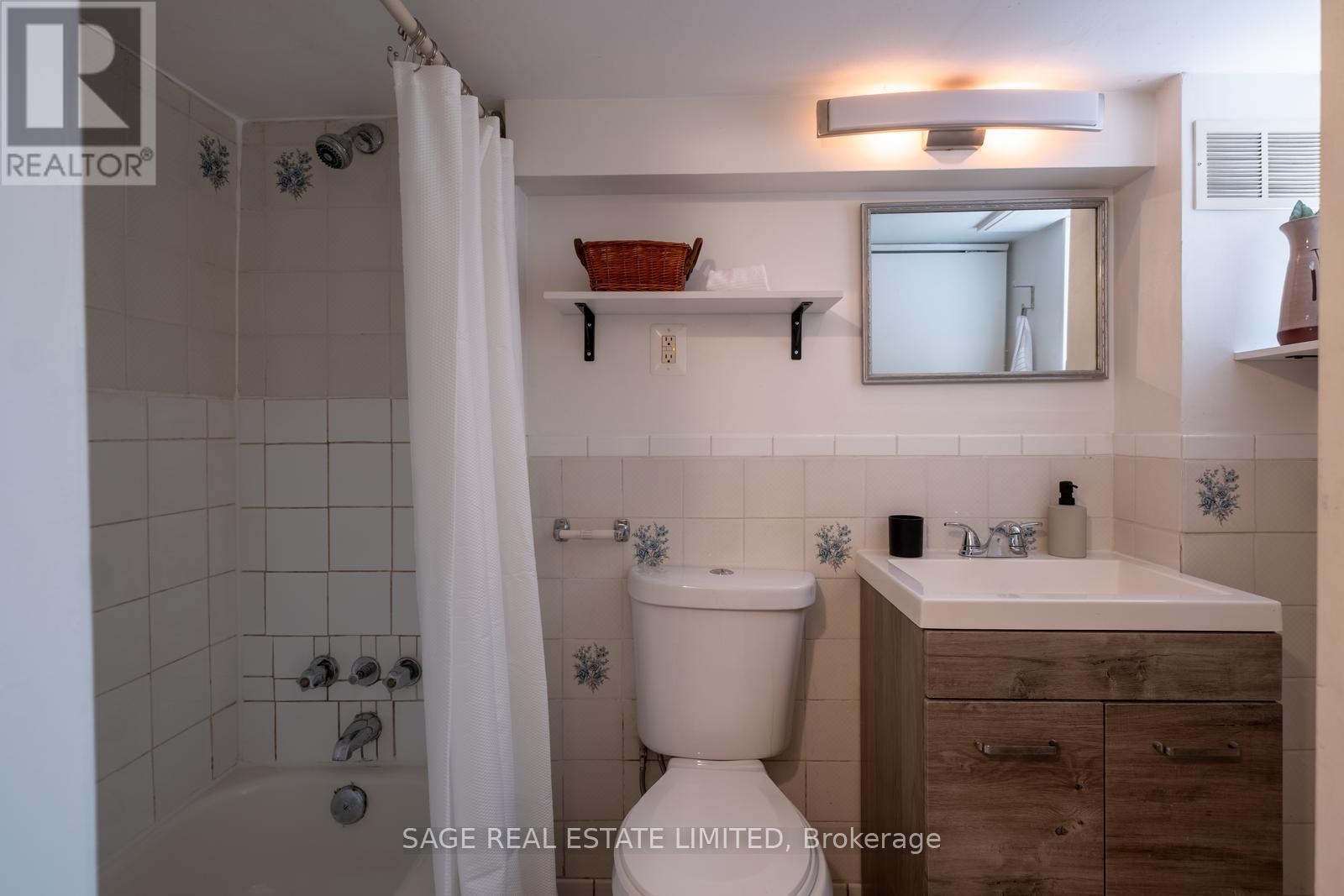 166 Bartlett Avenue, Toronto, Ontario  M6H 3G1 - Photo 32 - W12200980