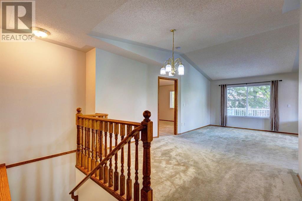 22 Signature Manor Sw, Calgary, Alberta  T3H 3P5 - Photo 3 - A2228085
