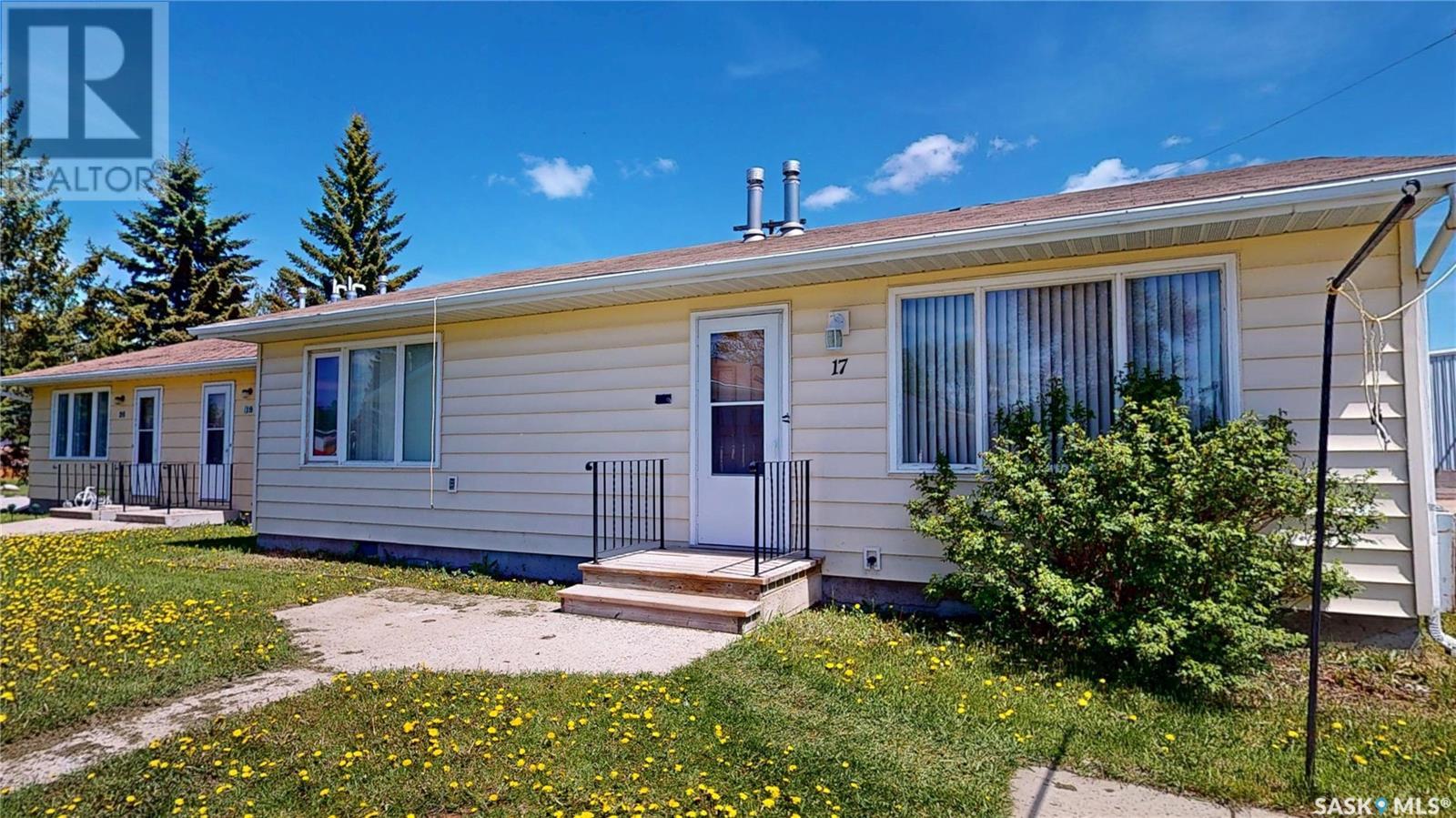 Triplex 600 Railway Avenue, Wawota, Saskatchewan  S0G 5A0 - Photo 2 - SK008716