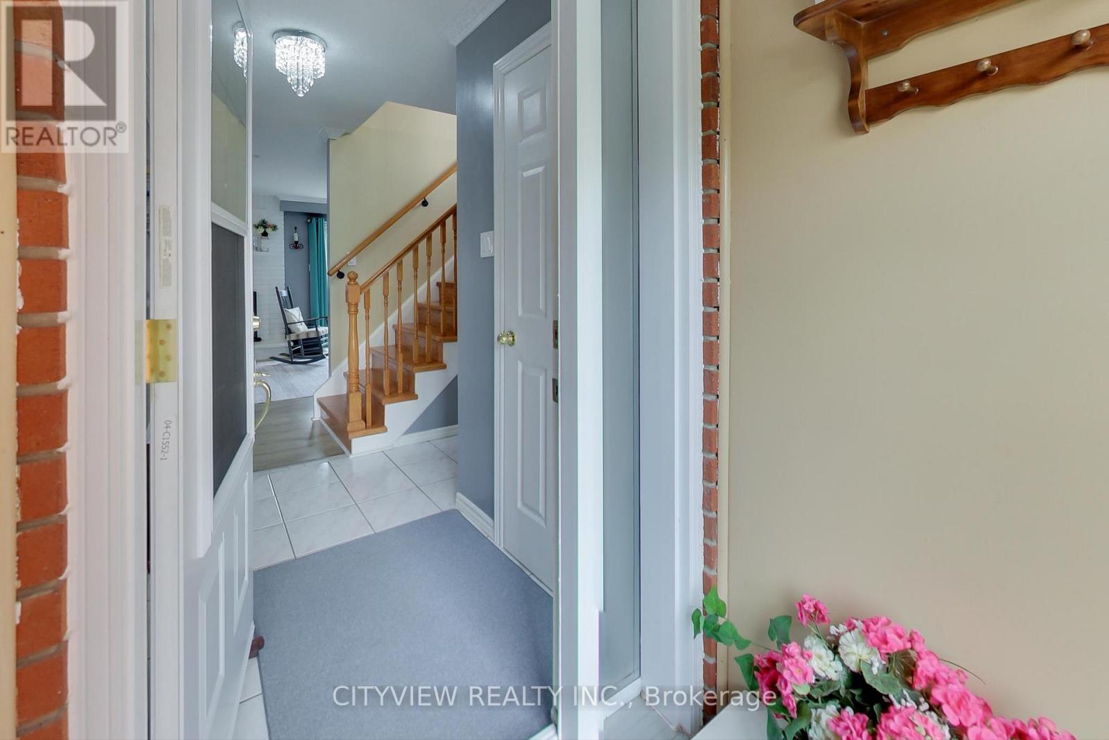 144 Primrose Crescent, Brampton, Ontario  L6Z 1E3 - Photo 2 - W12204240