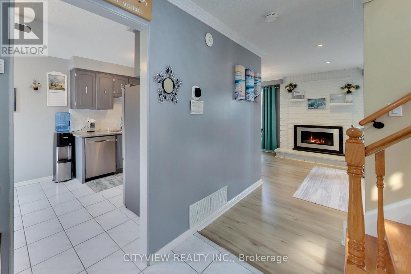 144 Primrose Crescent, Brampton, Ontario  L6Z 1E3 - Photo 4 - W12204240