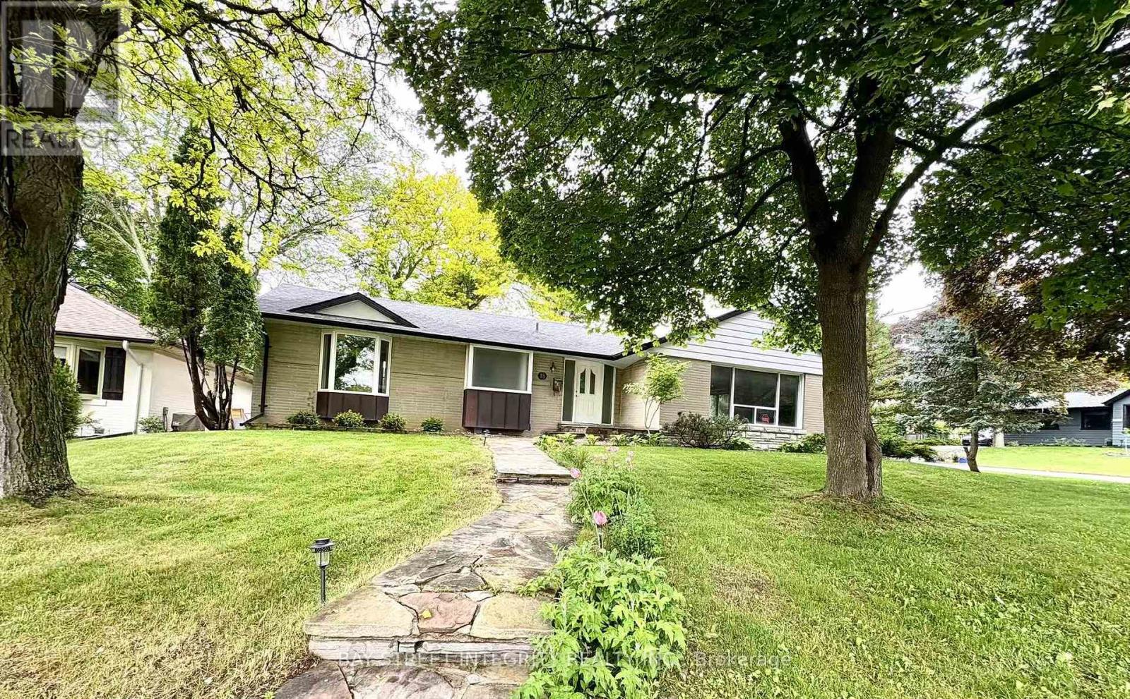 18 Leisure Lane, Richmond Hill (Mill Pond), Ontario  L4C 4W8 - Photo 1 - N12204260