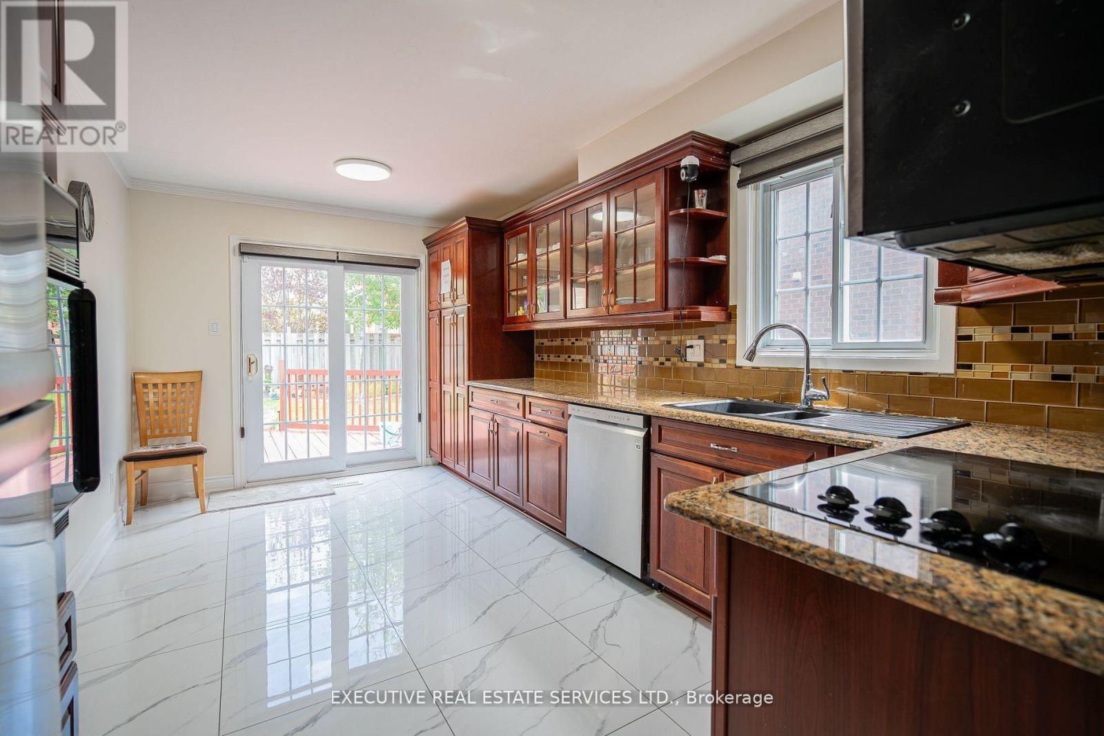 13 Stillwater Crescent, Brampton, Ontario  L6X 3K6 - Photo 13 - W12204254