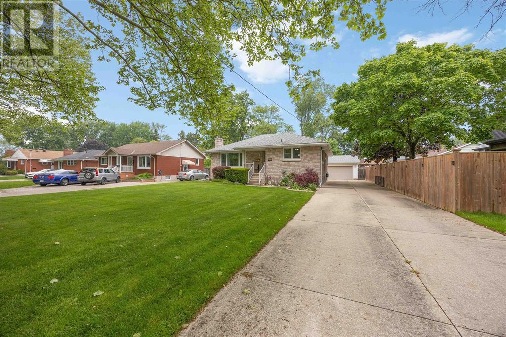 976 Kensington Boulevard, Sarnia, Ontario  N7S 1M8 - Photo 2 - 25014354