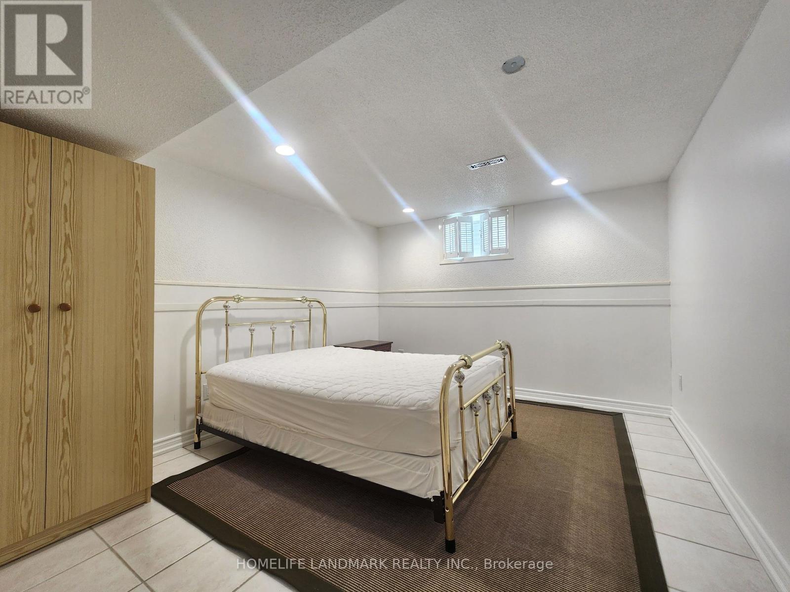 Main & Bsmt - 74 Baroness Crescent, Toronto, Ontario  M2J 3K6 - Photo 4 - C12204282