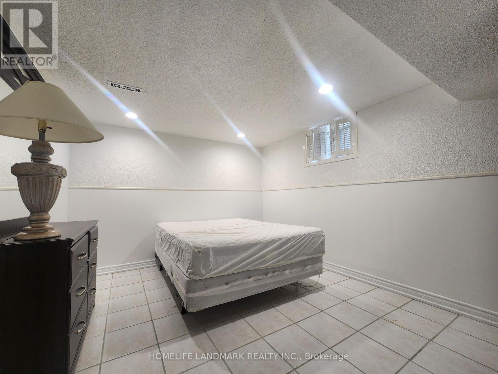 Main & Bsmt - 74 Baroness Crescent, Toronto, Ontario  M2J 3K6 - Photo 5 - C12204282