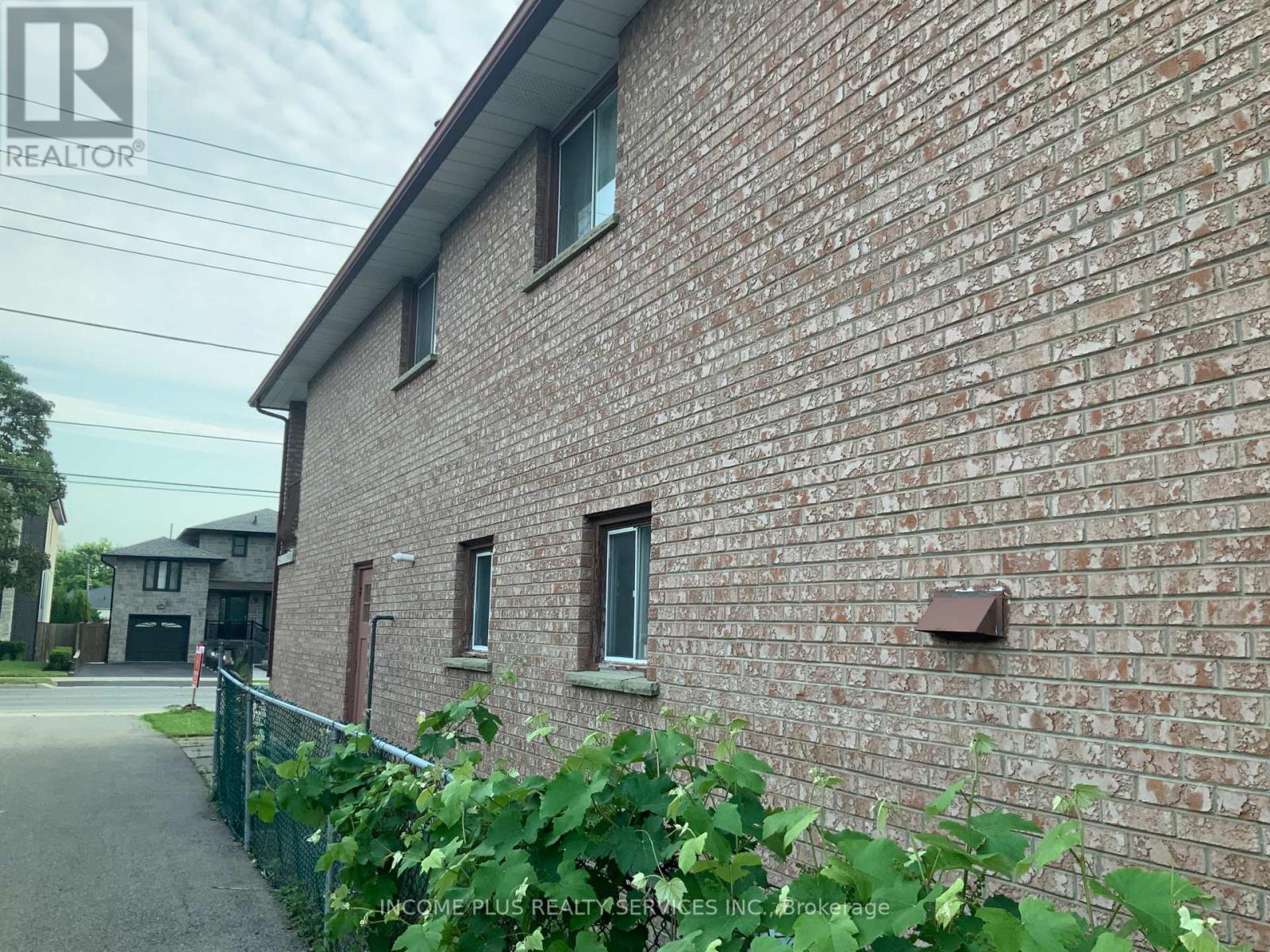 335 Ranee Avenue, Toronto, Ontario  M6A 1N9 - Photo 32 - W12048082
