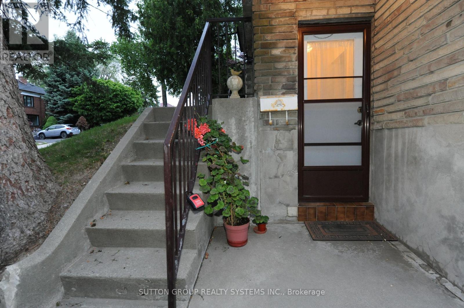 581 Mcroberts Avenue, Toronto, Ontario  M6E 4R5 - Photo 3 - W12204364