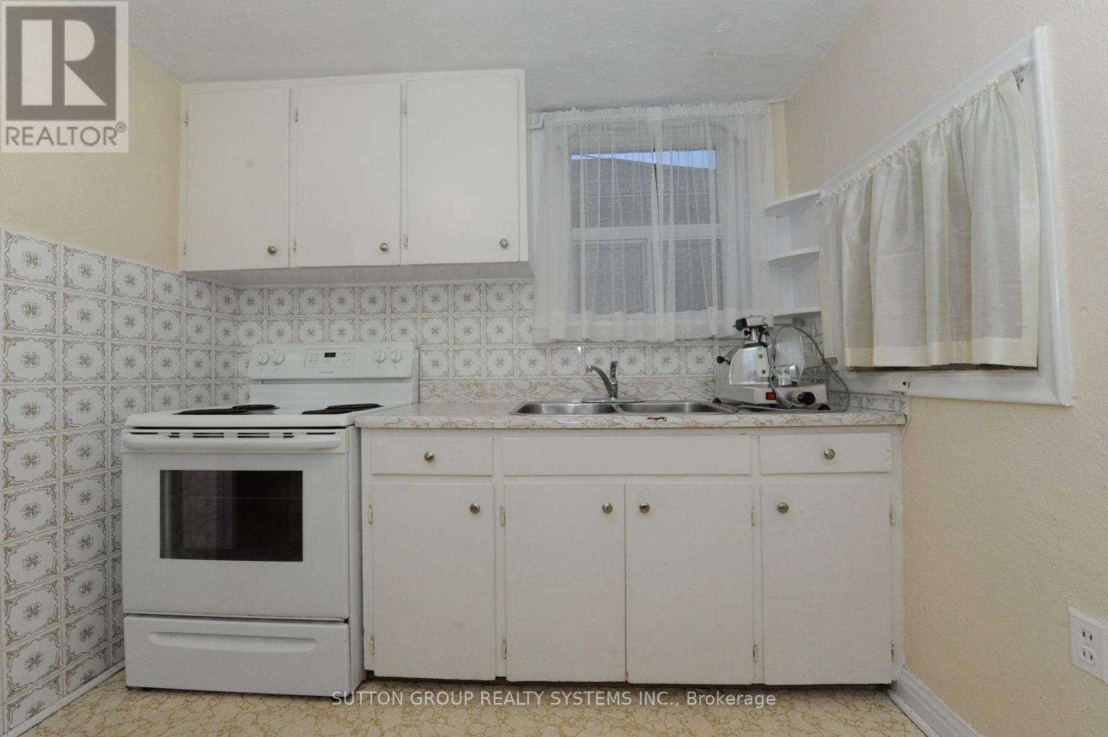 581 Mcroberts Avenue, Toronto, Ontario  M6E 4R5 - Photo 8 - W12204364