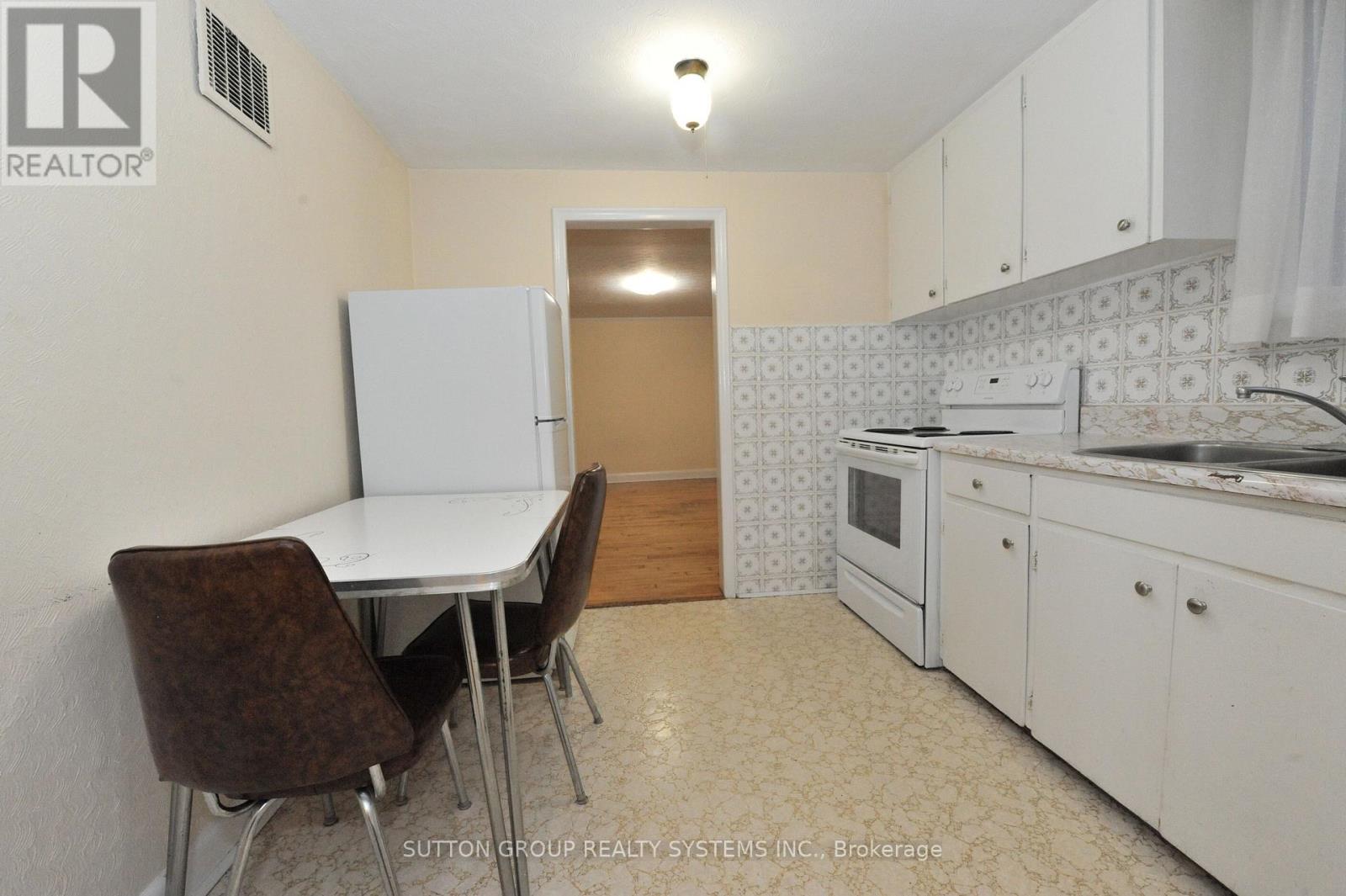 581 Mcroberts Avenue, Toronto, Ontario  M6E 4R5 - Photo 9 - W12204364