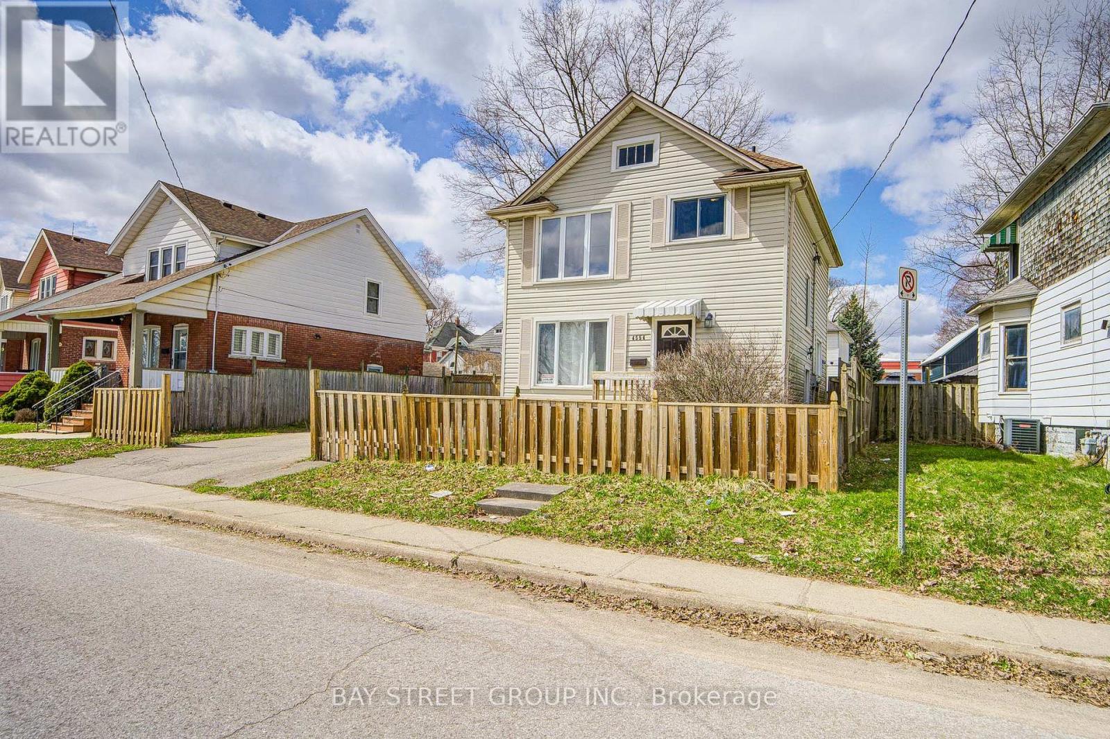 4554 Ryerson Crescent, Niagara Falls (Downtown), Ontario  L2E 1E2 - Photo 5 - X12074837