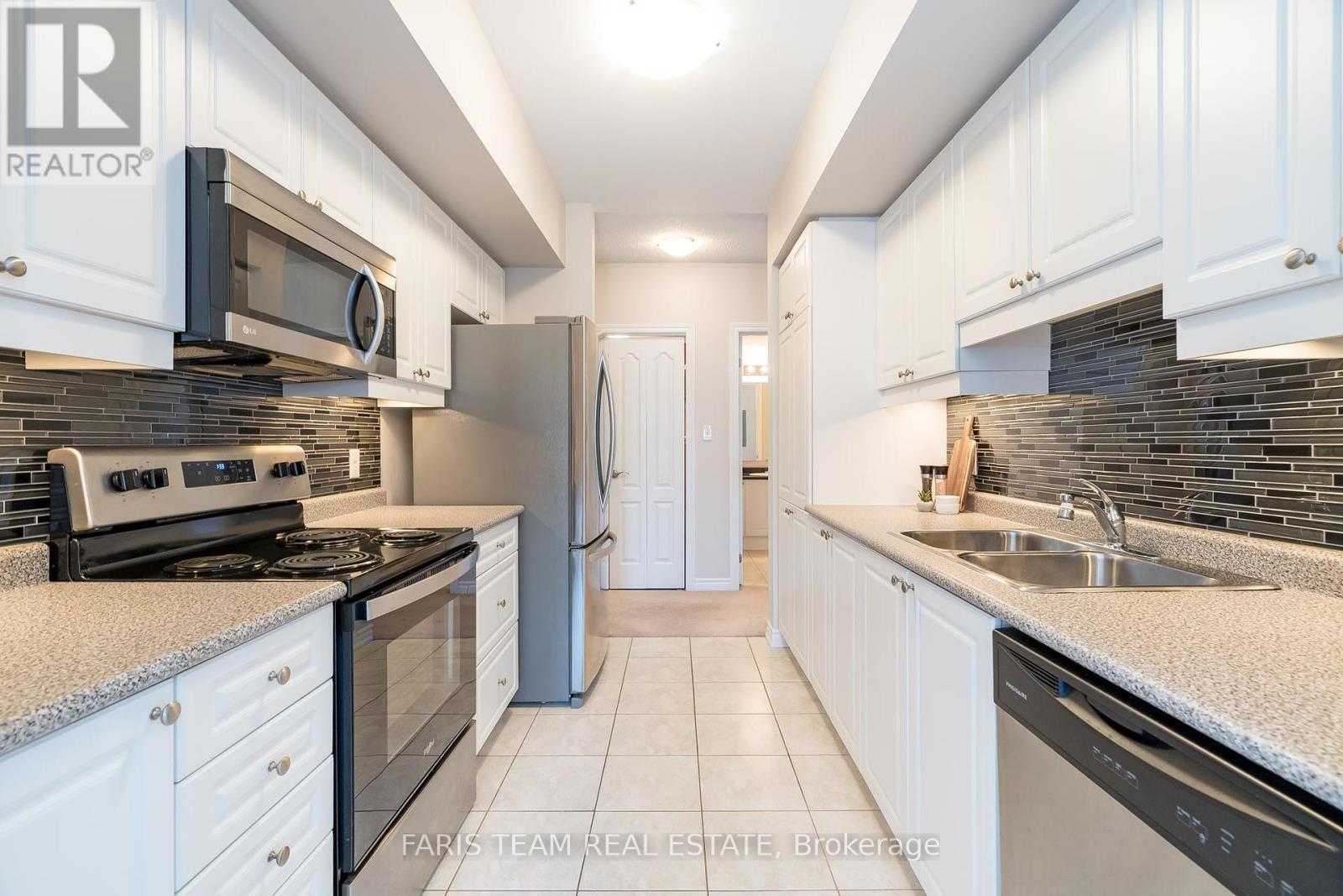 301 - 39 Ferndale Drive S, Barrie, Ontario  L4N 5T5 - Photo 3 - S12204414
