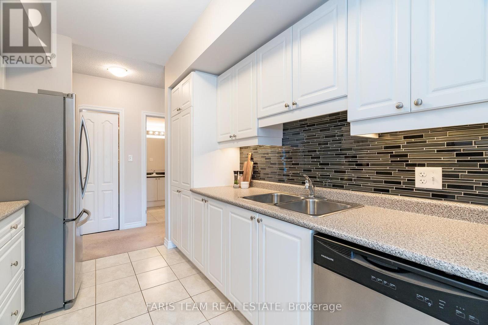 301 - 39 Ferndale Drive S, Barrie, Ontario  L4N 5T5 - Photo 5 - S12204414