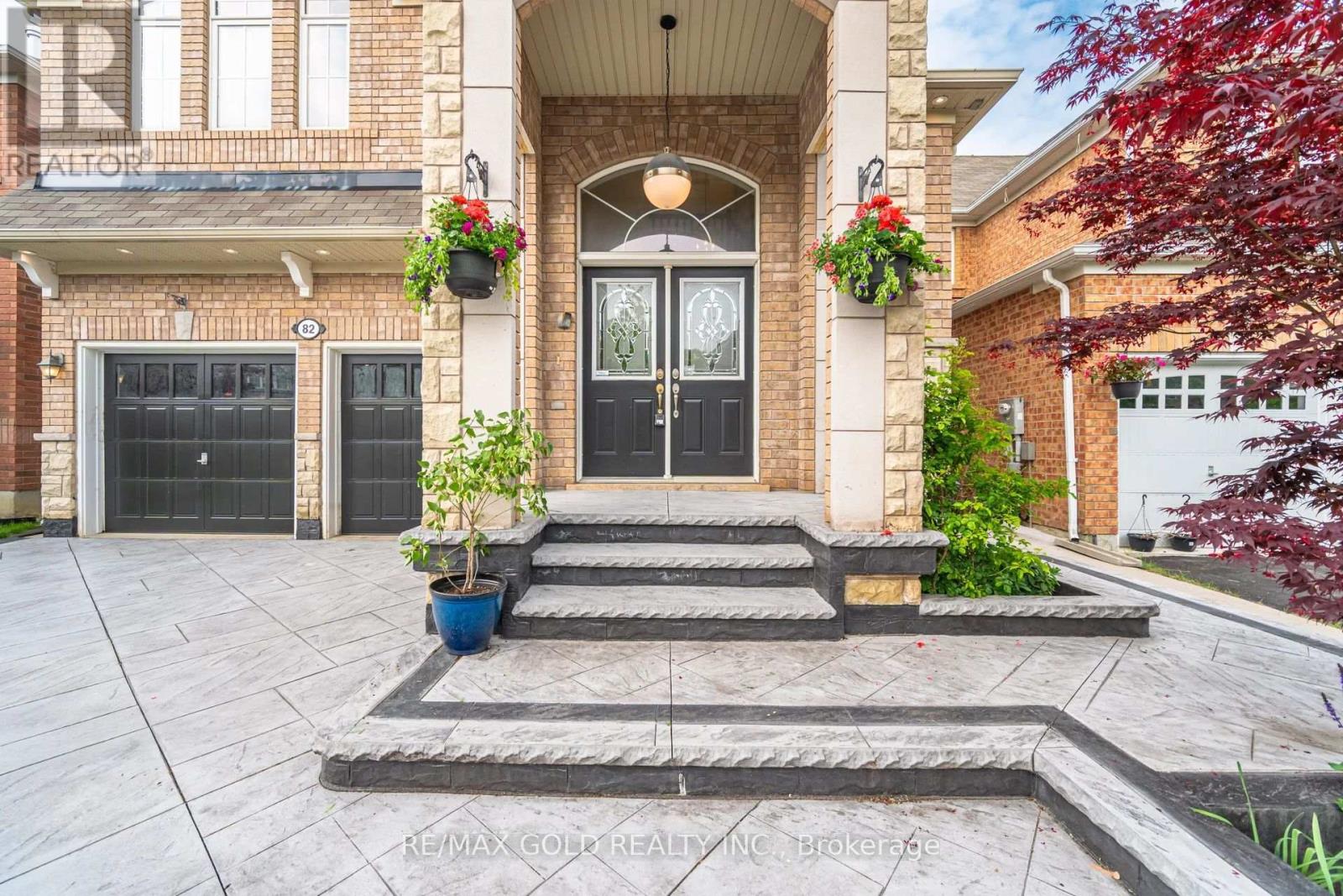 82 Seascape Crescent, Brampton, Ontario  L6P 3C6 - Photo 2 - W12203436