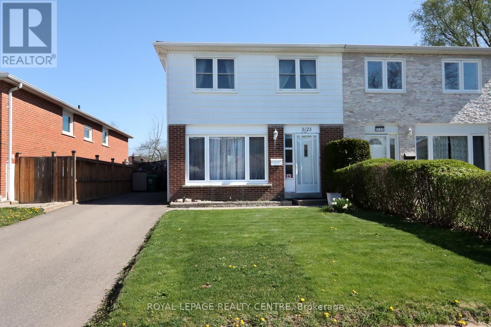 3123 Jessica Court, Mississauga, Ontario  L5C 1X7 - Photo 2 - W12204459
