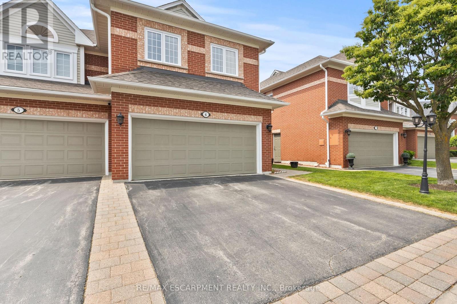 6 - 2145 Country Club Drive, Burlington, Ontario  L7M 4E1 - Photo 2 - W12204460
