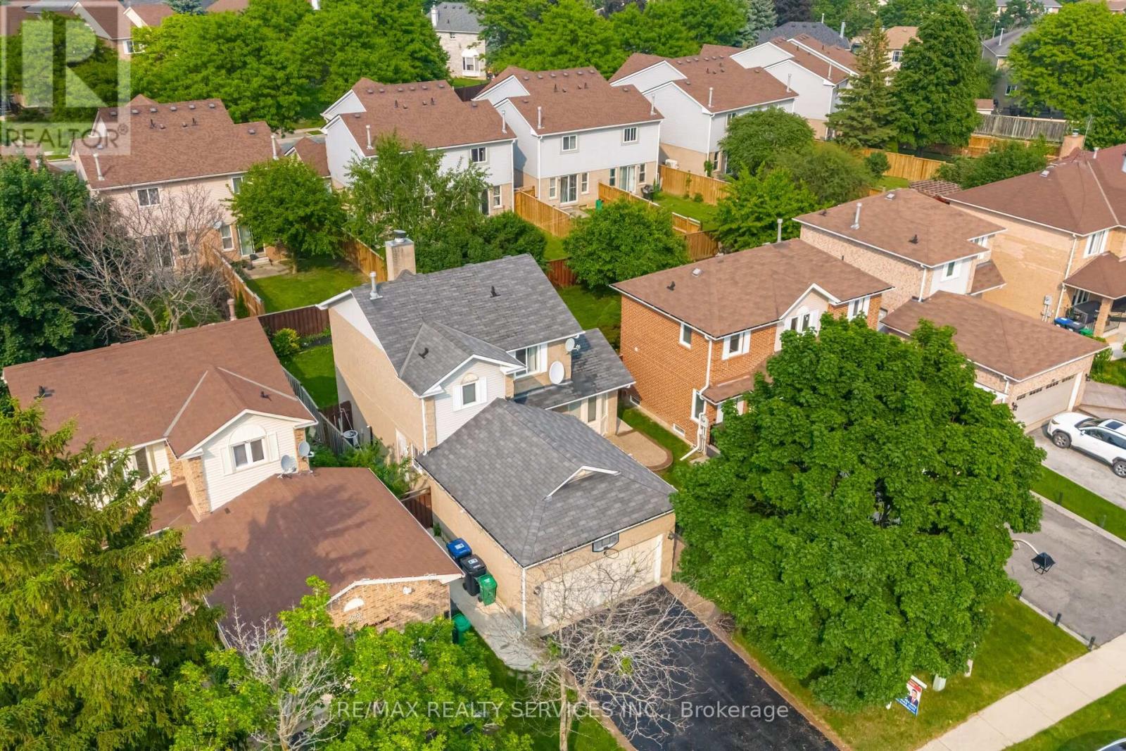 16 Vivians Crescent, Brampton, Ontario  L6Y 4T9 - Photo 3 - W12204463