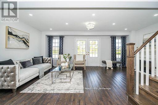 Property at 527 ROSSLAND ROAD E image 4