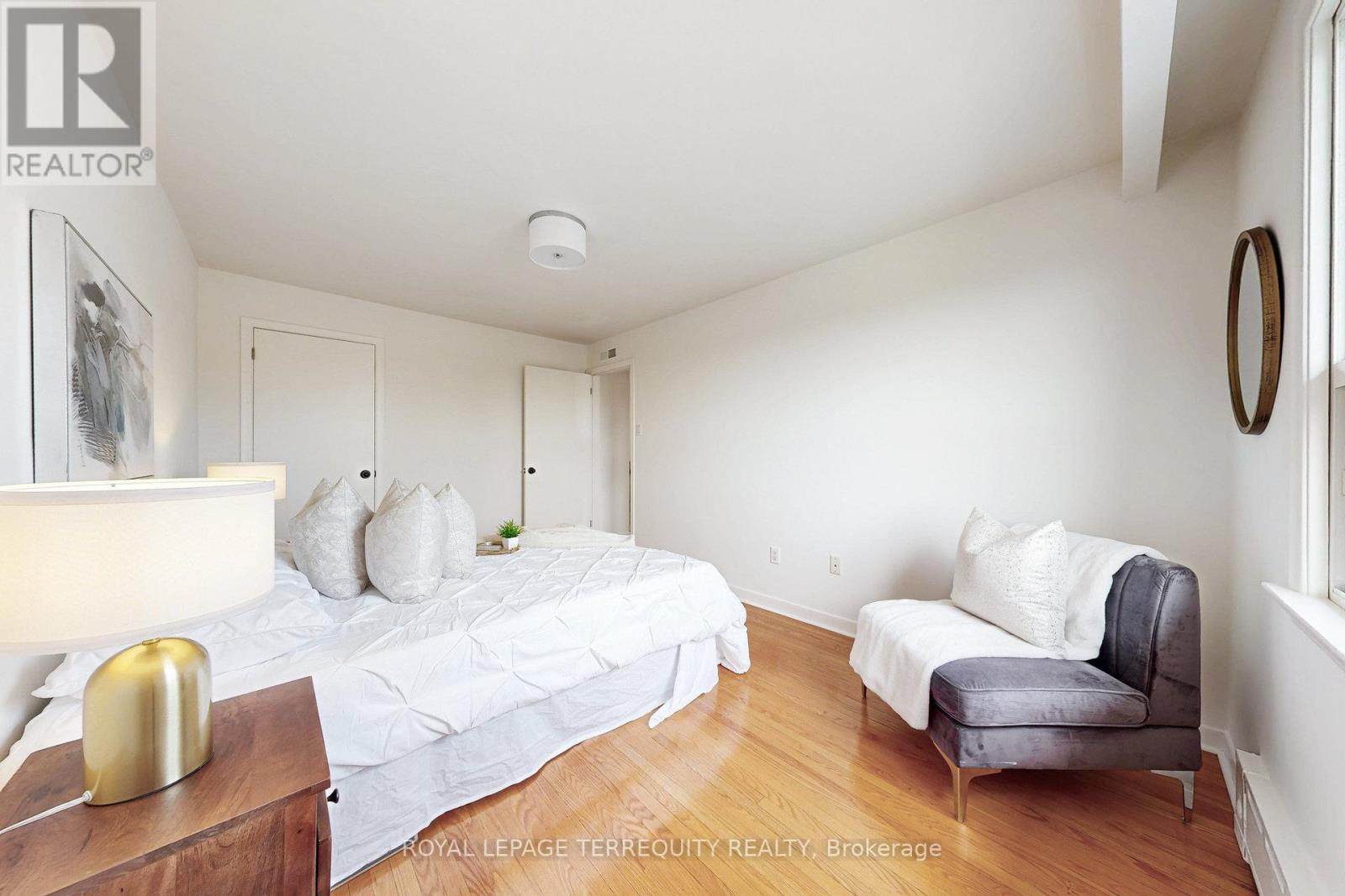 211 Rustic Road, Toronto, Ontario  M6L 1W3 - Photo 15 - W12204557