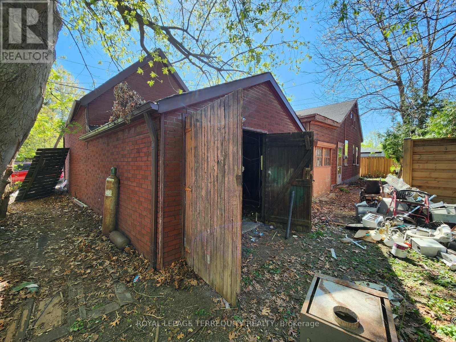 629 Durie Street, Toronto, Ontario  M6S 3H2 - Photo 9 - W12142626