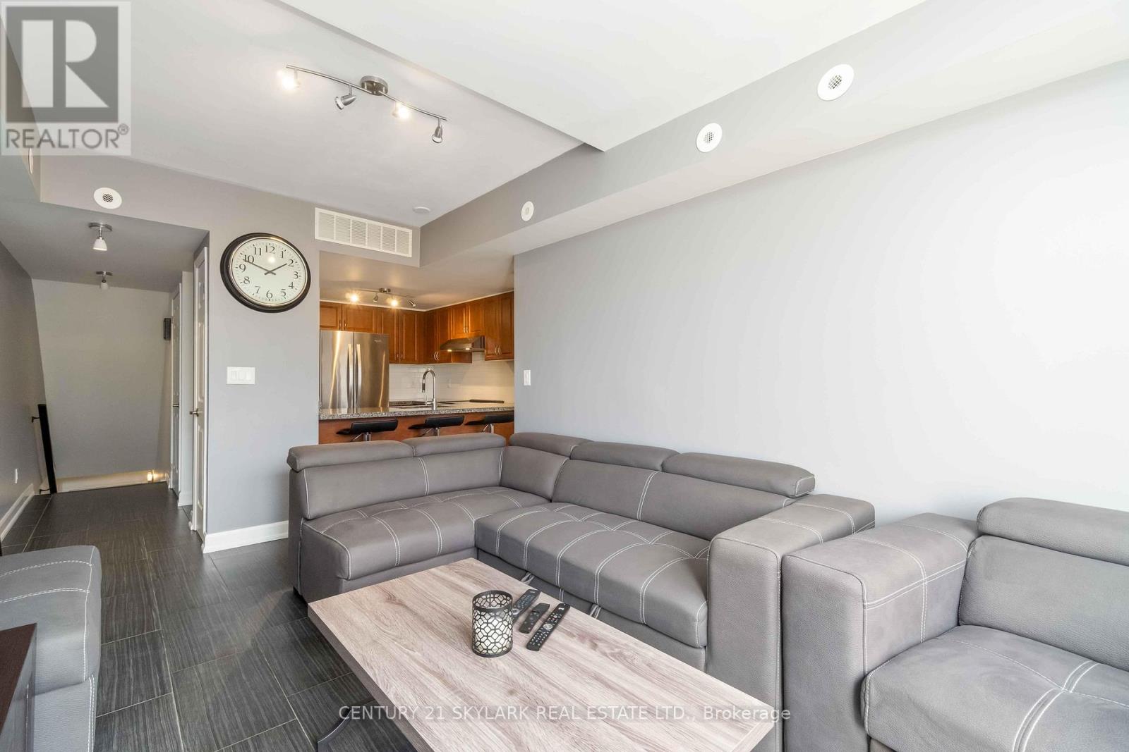 2027 - 3043 Finch Avenue, Toronto, Ontario  M9M 0A4 - Photo 5 - W12204587