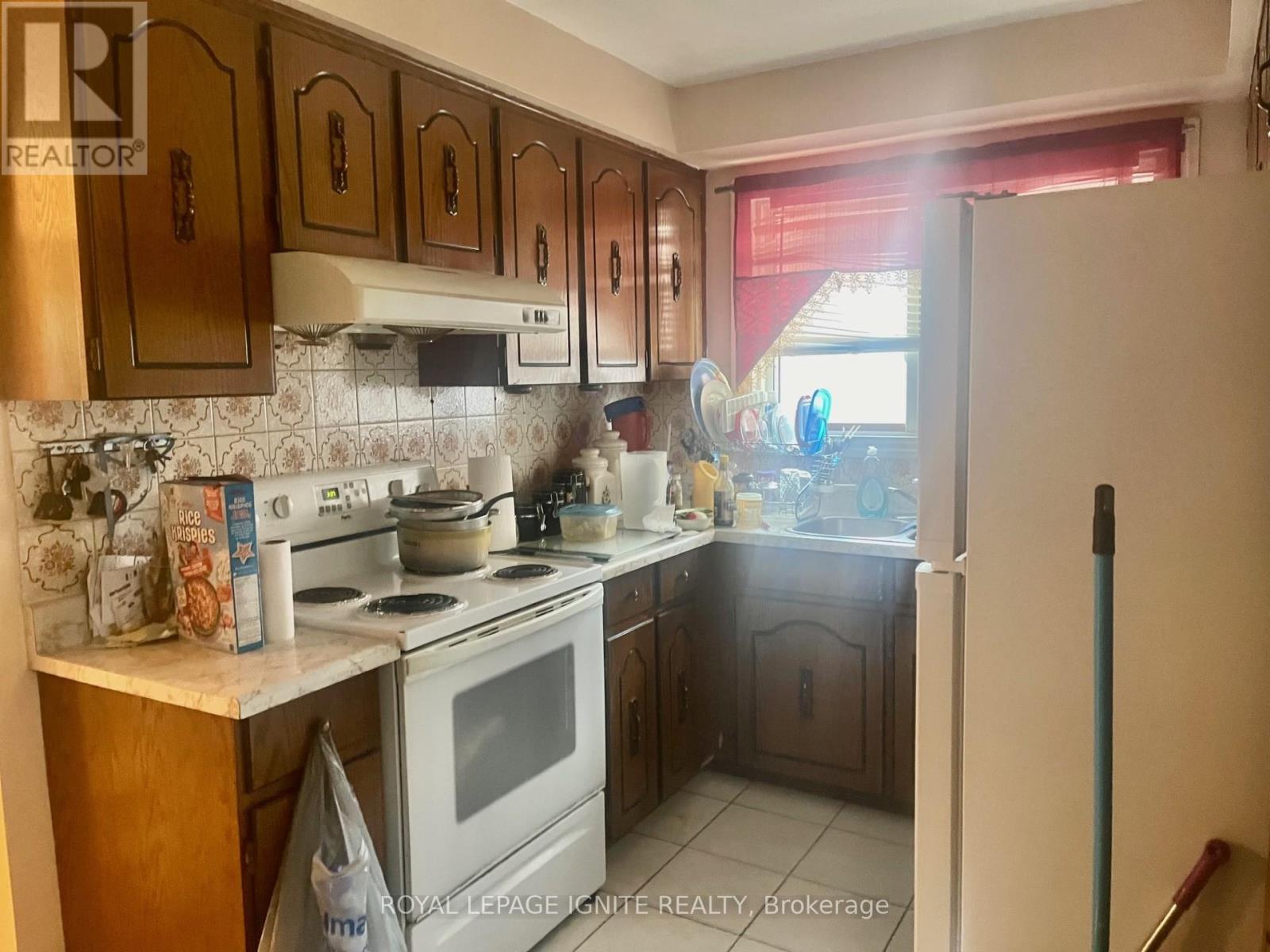Upper Level - 8 Madison Street, Brampton, Ontario  L6S 3C5 - Photo 5 - W12204597