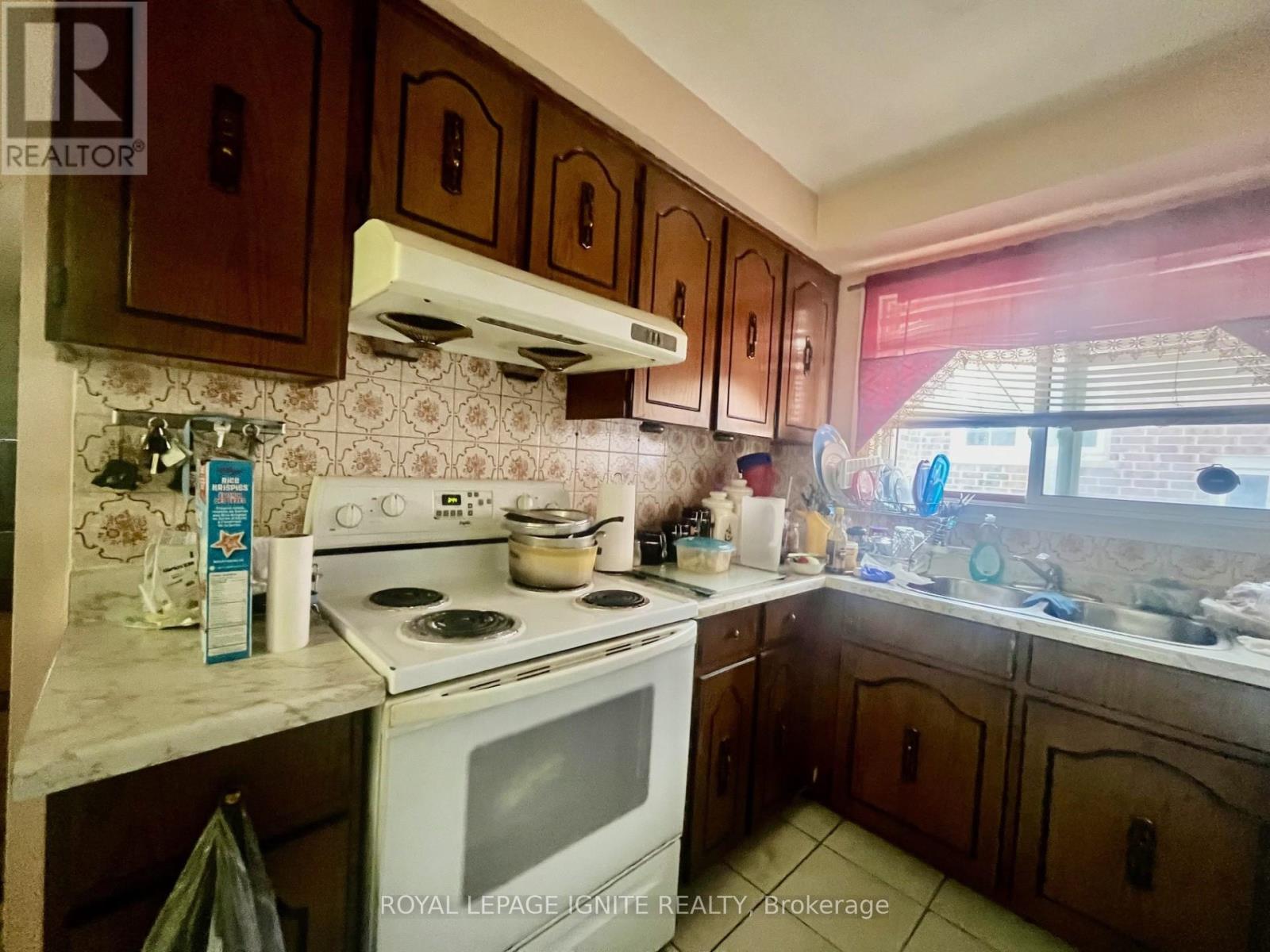 Upper Level - 8 Madison Street, Brampton, Ontario  L6S 3C5 - Photo 6 - W12204597