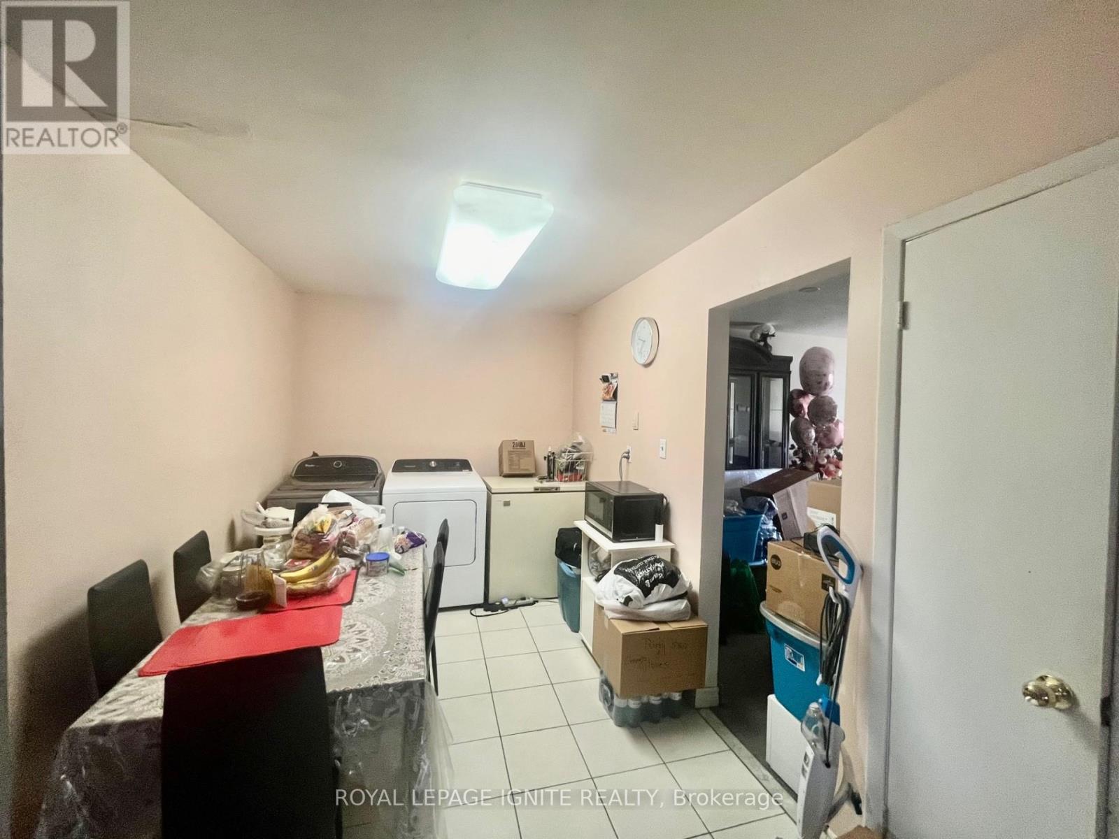 Upper Level - 8 Madison Street, Brampton, Ontario  L6S 3C5 - Photo 7 - W12204597