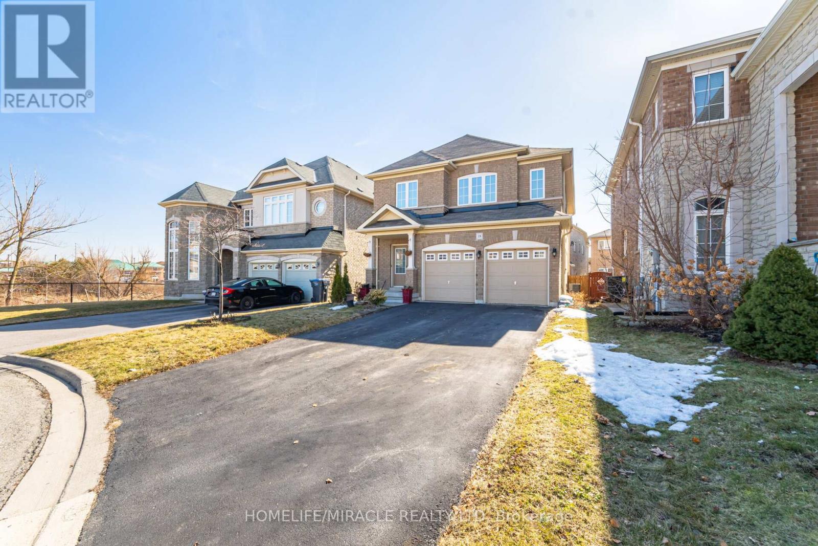 18 Templeton Court, Brampton, Ontario  L6P 3B2 - Photo 3 - W12204526