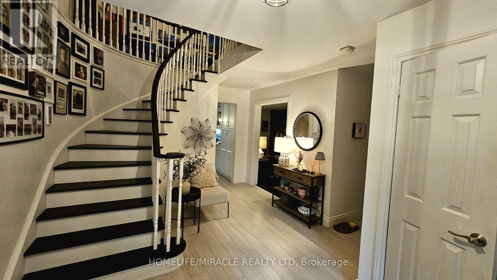 173 Warner Drive, Oakville, Ontario  L6L 6E3 - Photo 3 - W12203387