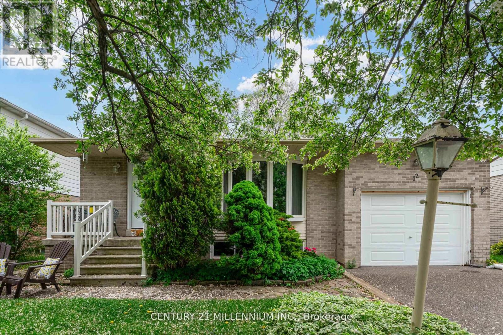 12 Parkend Avenue, Brampton, Ontario  L6Y 1B2 - Photo 2 - W12204645