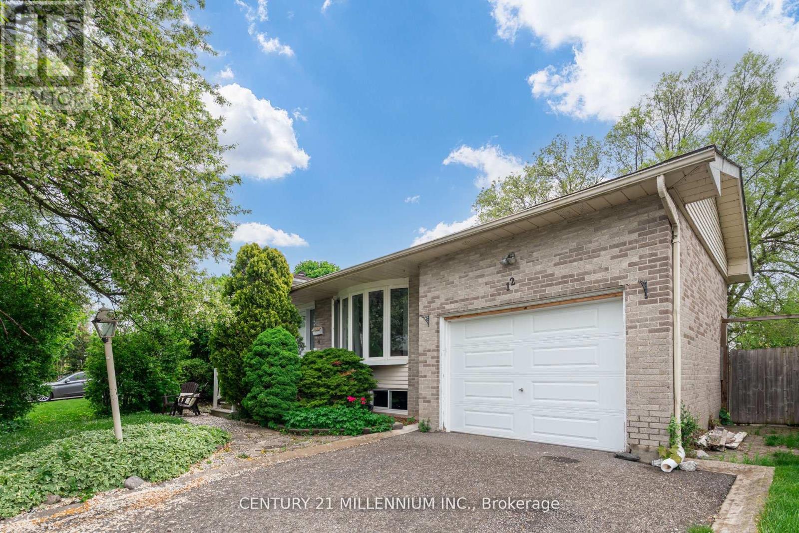 12 Parkend Avenue, Brampton, Ontario  L6Y 1B2 - Photo 3 - W12204645