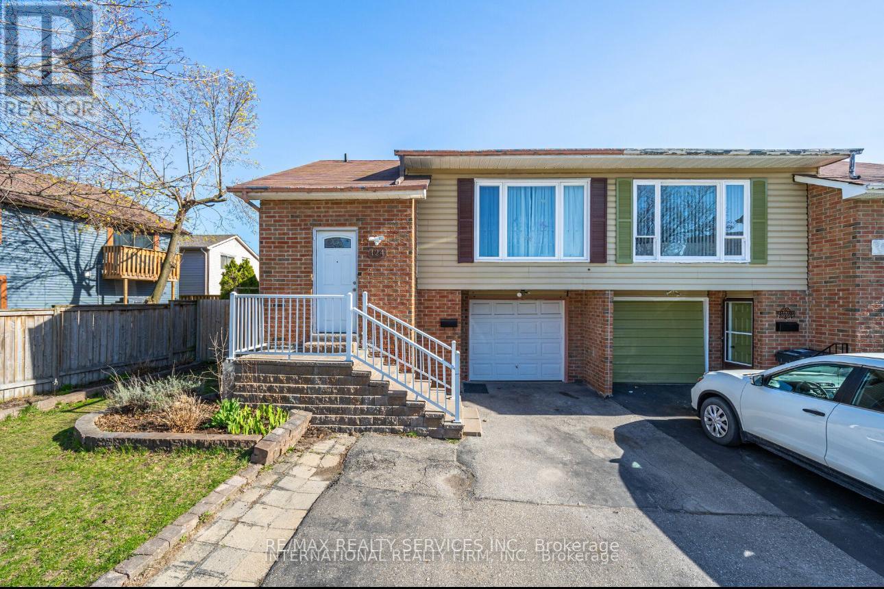 124 COURTLEIGH SQUARE, Brampton, Ontario