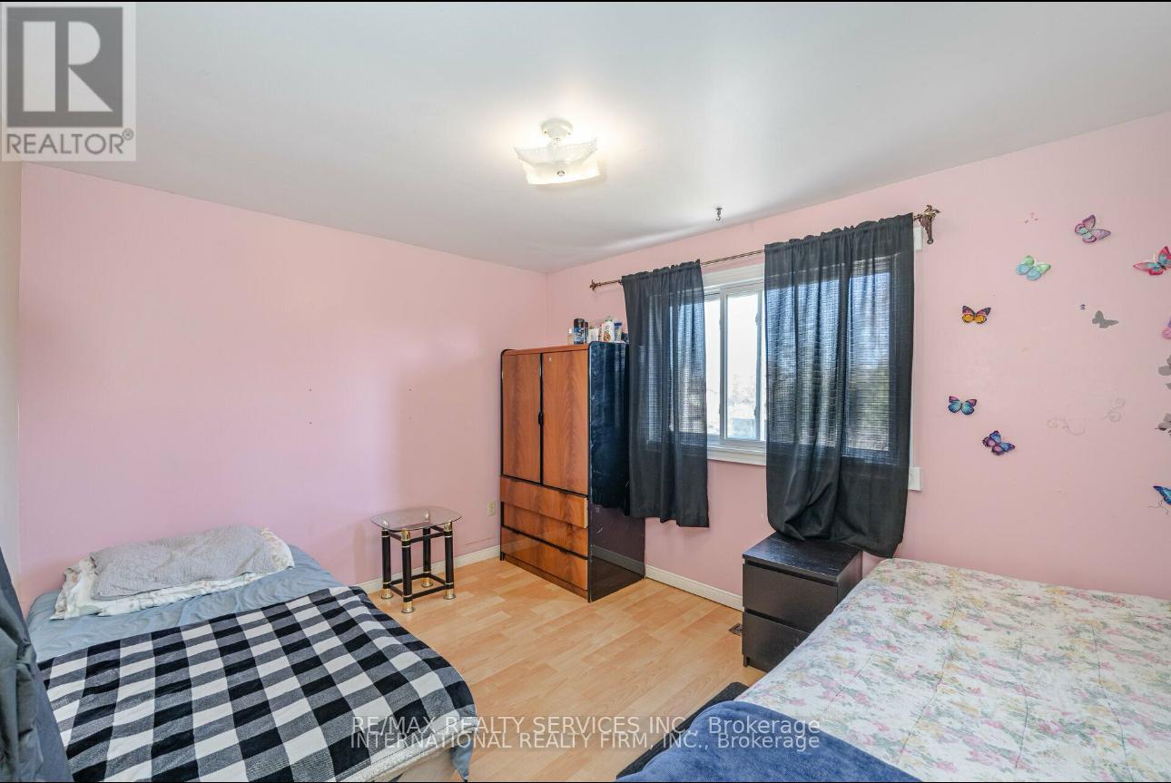 124 Courtleigh Square, Brampton, Ontario  L6Z 1J3 - Photo 10 - W12204652