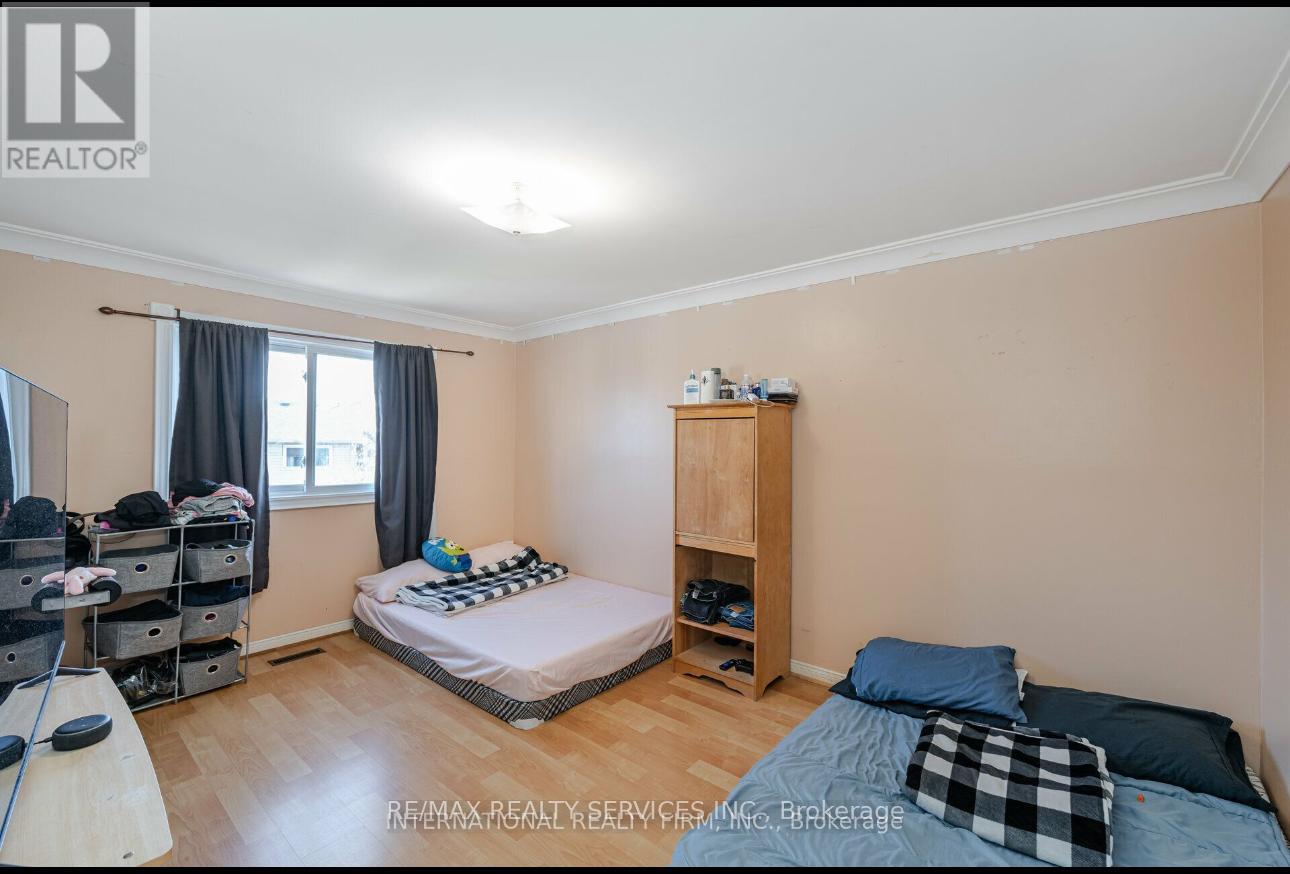 124 Courtleigh Square, Brampton, Ontario  L6Z 1J3 - Photo 11 - W12204652