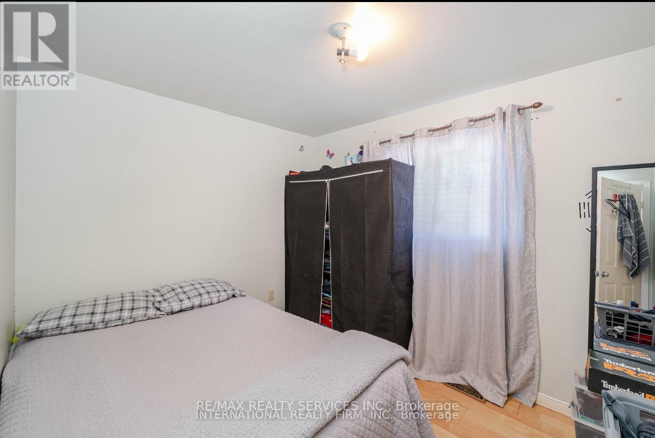 124 Courtleigh Square, Brampton, Ontario  L6Z 1J3 - Photo 12 - W12204652