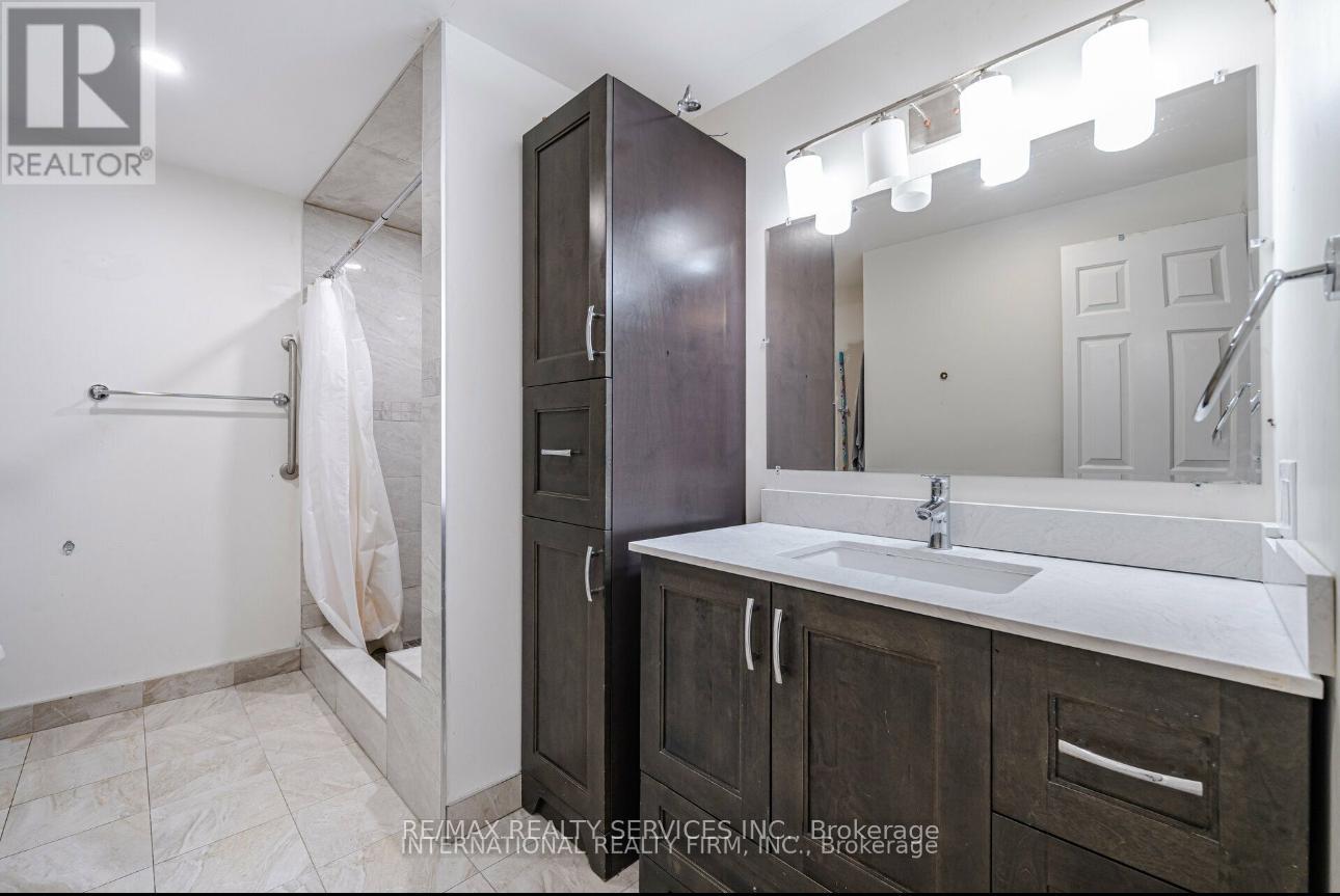 124 Courtleigh Square, Brampton, Ontario  L6Z 1J3 - Photo 13 - W12204652