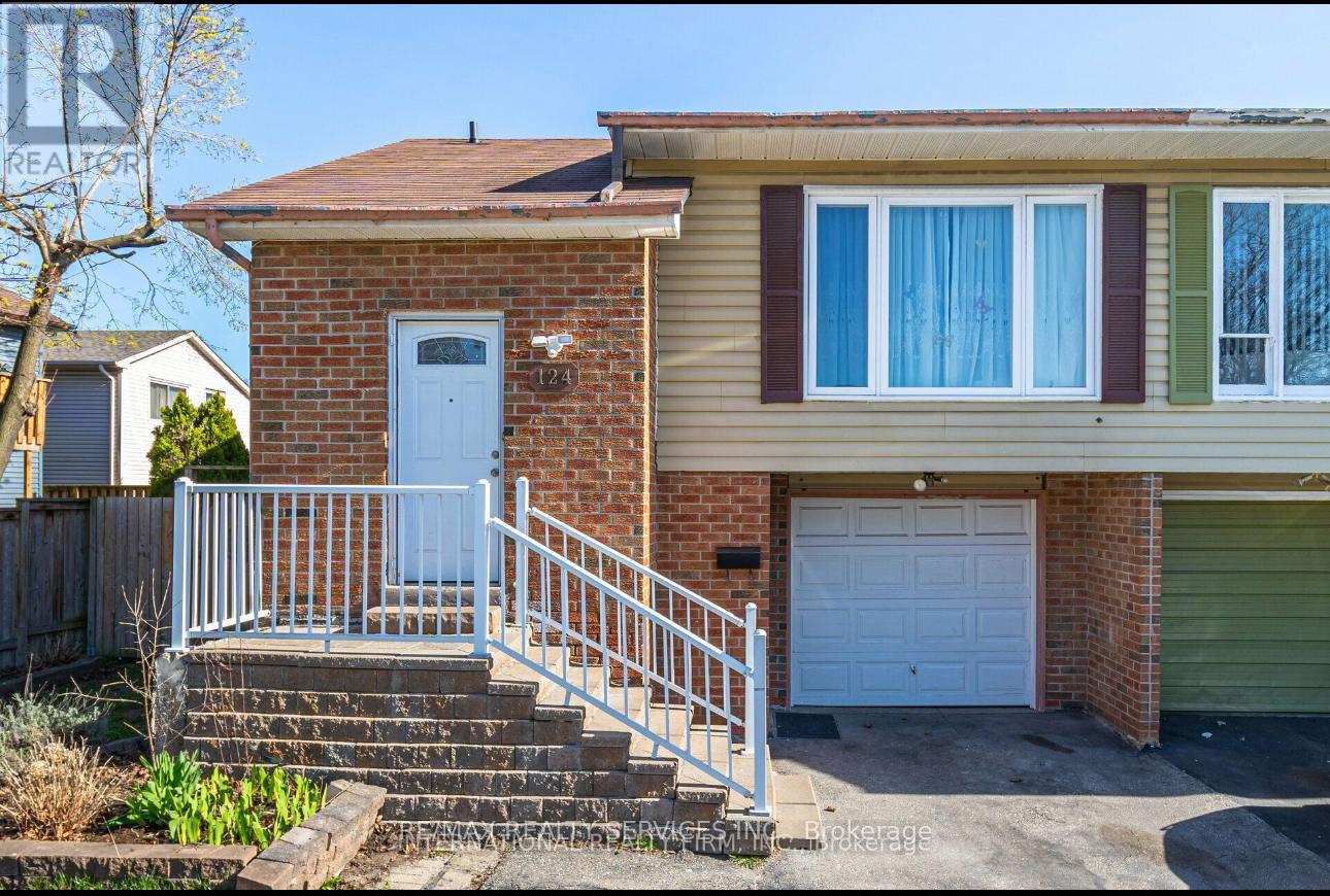 124 Courtleigh Square, Brampton, Ontario  L6Z 1J3 - Photo 2 - W12204652