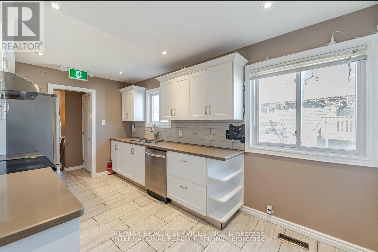 124 Courtleigh Square, Brampton, Ontario  L6Z 1J3 - Photo 3 - W12204652