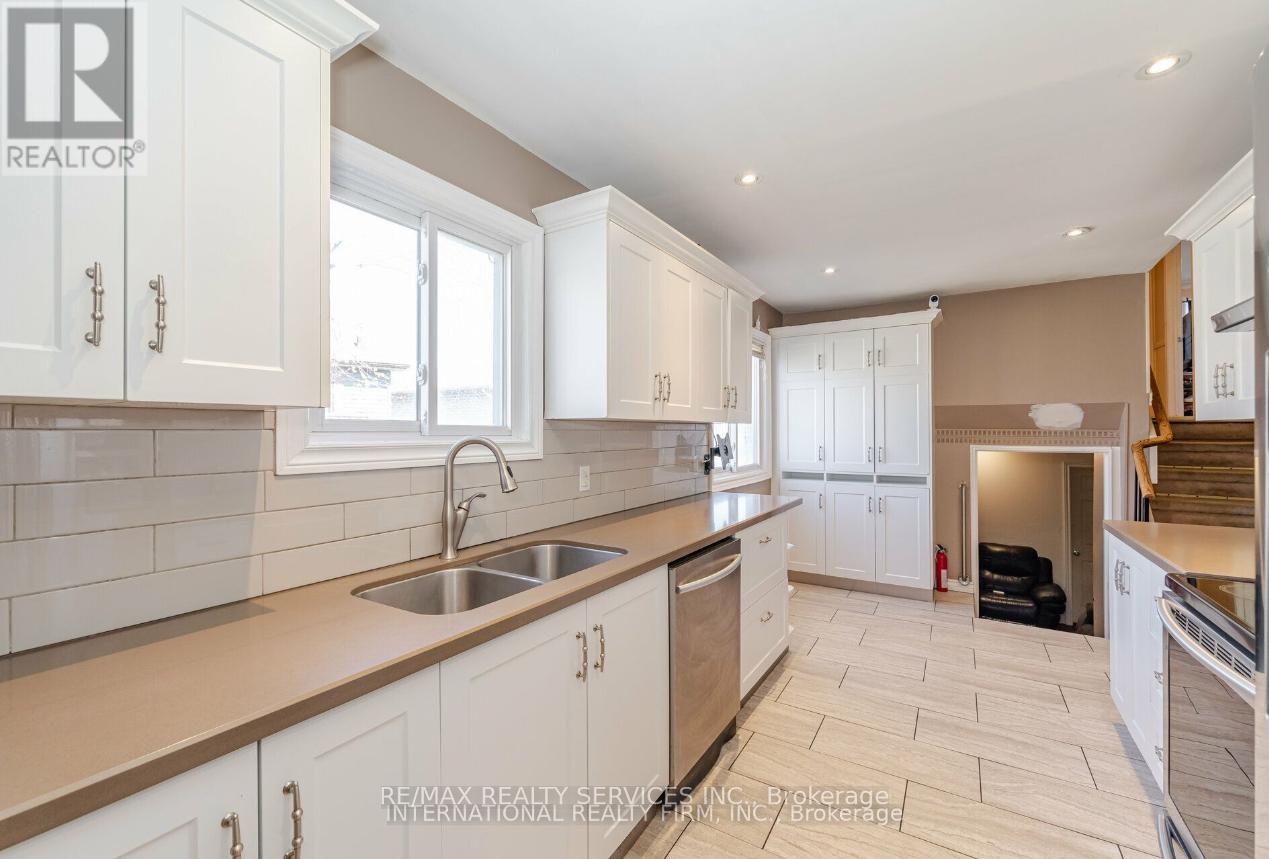 124 Courtleigh Square, Brampton, Ontario  L6Z 1J3 - Photo 4 - W12204652