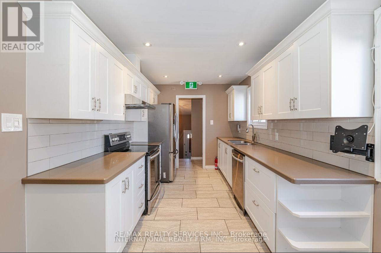 124 Courtleigh Square, Brampton, Ontario  L6Z 1J3 - Photo 5 - W12204652