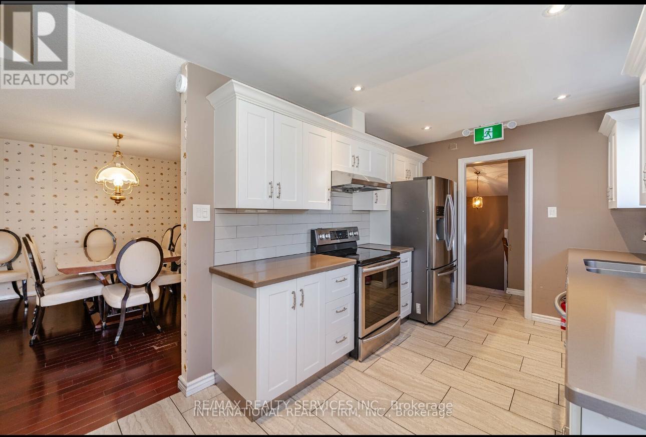 124 Courtleigh Square, Brampton, Ontario  L6Z 1J3 - Photo 6 - W12204652