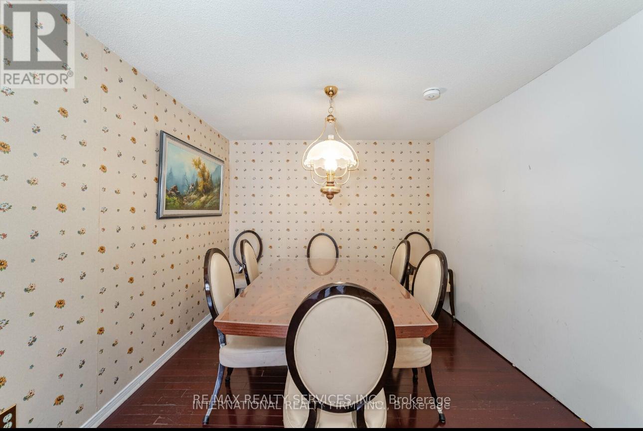 124 Courtleigh Square, Brampton, Ontario  L6Z 1J3 - Photo 7 - W12204652