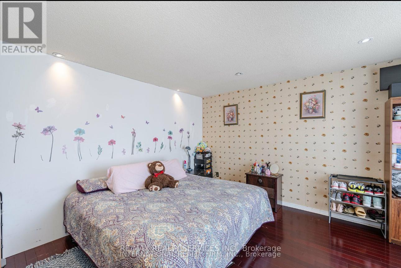124 Courtleigh Square, Brampton, Ontario  L6Z 1J3 - Photo 8 - W12204652