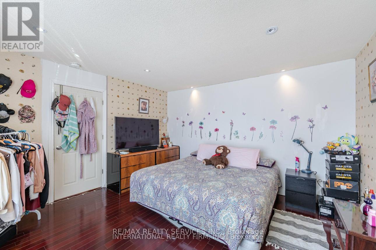 124 Courtleigh Square, Brampton, Ontario  L6Z 1J3 - Photo 9 - W12204652