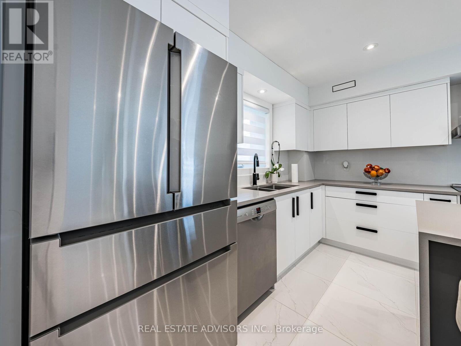29 Ranwood Drive, Toronto, Ontario  M9N 3G2 - Photo 12 - W12204666